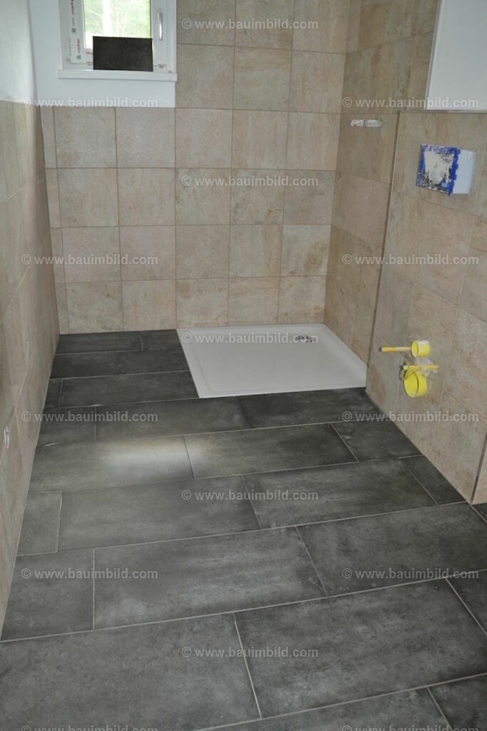 bib-lg21-fliesenlegerarbeiten-0082 | Nach LV-Leistungsgruppen sortierte Detailfotos über den Bau eines Hauses. Alle Hausbau-Bilder direkt vom Urheber und Autor der Website Haus-Selber-Bauen.com