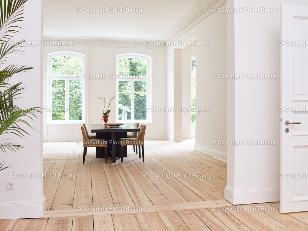 Altbauhaus nach Renovierung | Esszimmer mit Esstisch und Stühlen, puristisch - Realisiert mit Pictrs.com