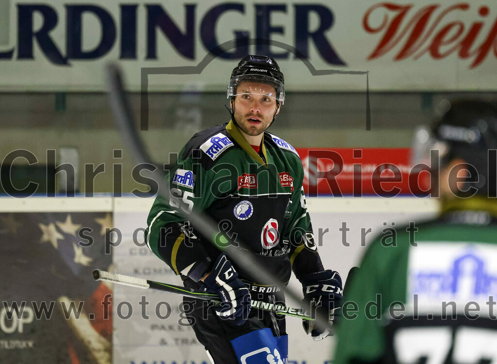 2022-12-09_108_TSV_Erding_gegen_EHC_Waldkraiburg | Erding, Deutschland, 09.12.2022:
Eishockey, Bayernliga 2022 / 2023, 19. Spieltag, TSV Erding gegen EHC Waldkraiburg, Endergebnis: 9:2

Thomas Plihal (Erding Gladiators, #65)

Foto: Christian Riedel / fotografie-riedel.net