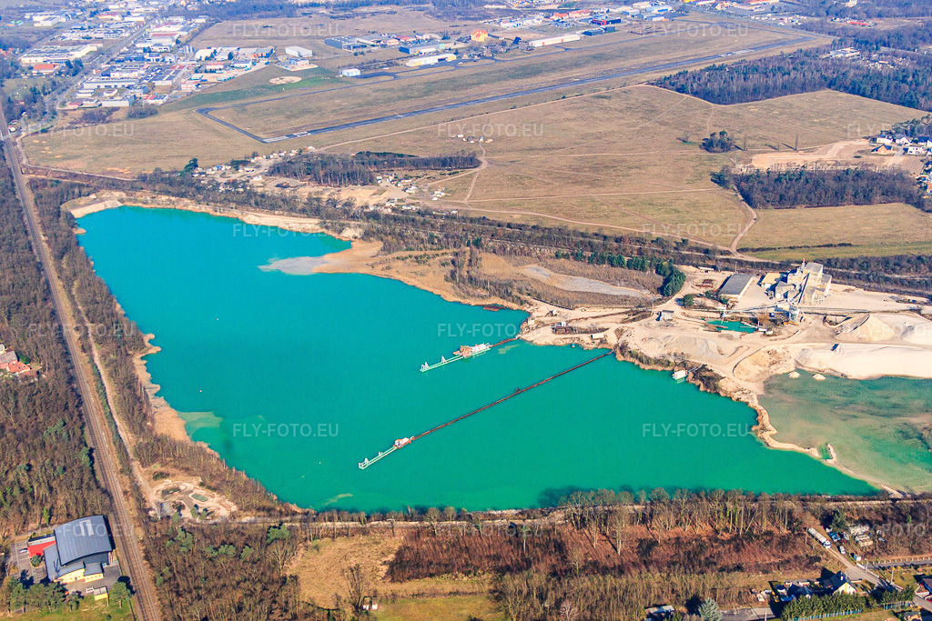 Vue aérienne: Lac de carrière verdâtre près de Quartz D Alsace à Kaltenhouse dans le département Bas Rhin, France – .Photo: IMG_62855.jpg prise le 09/03/2014 par Werner Riehm/FLY-FOTO.eu – Résolution de l'original: 4752 x 3168 px