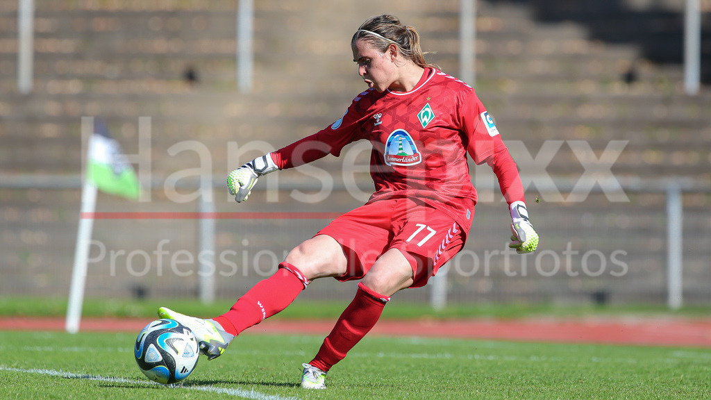 Fussball, DFB-Pokal Frauen, Borussia Mönchengladbach - SV Werder Bremen | v.li.: Catalina Perez (Torhüterin, Torwart, SV Werder Bremen, 77) Freisteller, Einzelbild, Ganzkörper, Aktion, Action, Spielszene, DIE DFB-RICHTLINIEN UNTERSAGEN JEGLICHE NUTZUNG VON FOTOS ALS SEQUENZBILDER UND/ODER VIDEOÄHNLICHE FOTOSTRECKEN. DFB REGULATIONS PROHIBIT ANY USE OF PHOTOGRAPHS AS IMAGE SEQUENCES AND/OR QUASI-VIDEO.