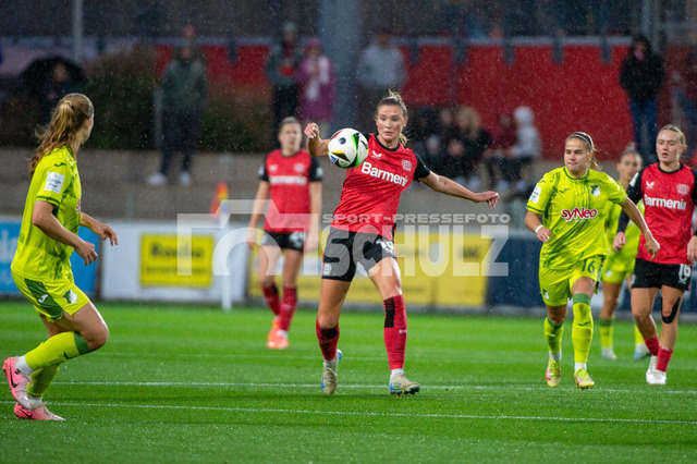 20240927_NSZ_6556 | Karólina Vilhjámsdóttir (Bayer Leverkusen,No.18)schlägt den Ball nach vorne.Rechts Dominika Grabowska (TSG Hoffenheim,No.16)DEU, Leverkusen, 27.09.2024 Fußball, Frauen, Google Pixel Frauen-Bundesliga, Saison 2024/2025, 4. Spieltag, Bayer 04 Leverkusen - TSG HoffenheimDIE DFB-RICHTLINIEN UNTERSAGEN JEGLICHE NUTZUNG VON FOTOS ALS SEQUENZBILDER UND/ODER VIDEOÄHNLICHE FOTOSTRECKEN - Realisiert mit Pictrs.com