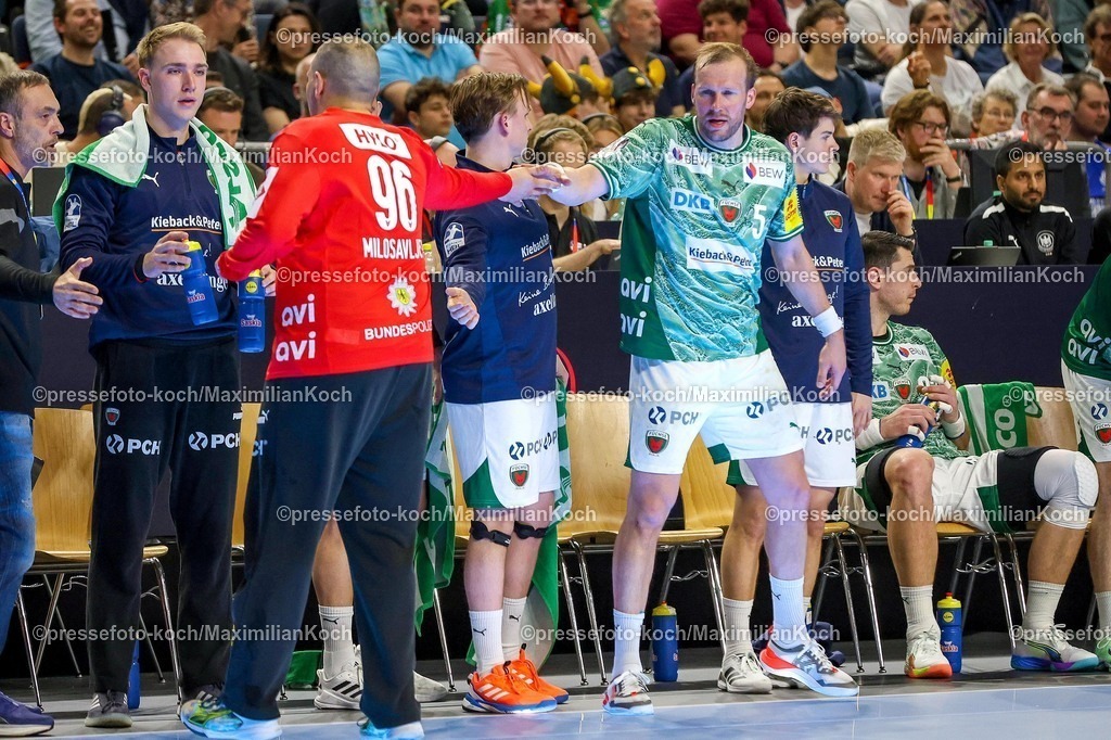 xSSCx18042601023 | 18.04.2026, xsscx, Handball, DHB-Pokal Lidl Final4, TBV Lemgo-Lippe - Füchse Berlin, Saison 2025 / 2026 Herren, Lanxess Arena: Max Darj (Füchse Berlin #05) beglückwünscht Dejan Milosavljev (Füchse Berlin #96) nach einem gehatenen Wurf Photo: xSandraxScherningxPressefotoKochx