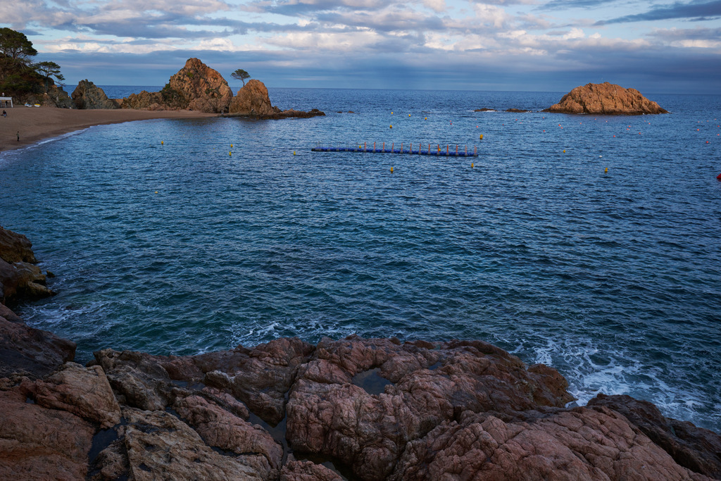 Küstenlandschaft der Costa Brava im Abendlicht | Tossa de Mare, Frankreich - May 14, 2024: Küstenlandschaft der Costa Brava im Abendlicht. - Realisiert mit Pictrs.com
