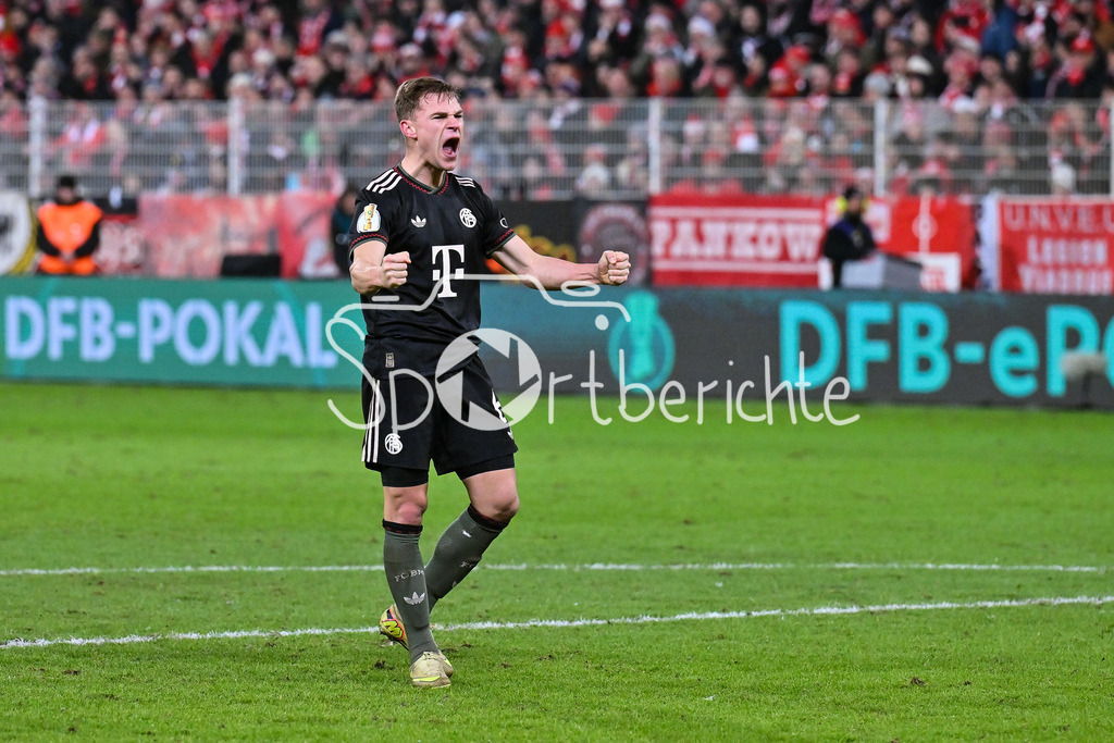 1. FC Union Berlin - FC Bayern München | BERLIN, GERMANY - 03. DECEMBER: Die Spieler der Bayern feiern zusammen mit den Fans den Sieg in Berlin nach dem Match zwischen dem 1. FC Union Berlin und dem FC Bayern München beim Achtelfinale des DFB-Pokales im Stadion an der alten Försterei / Joshua KIMMICH (FC Bayern Munich 6)