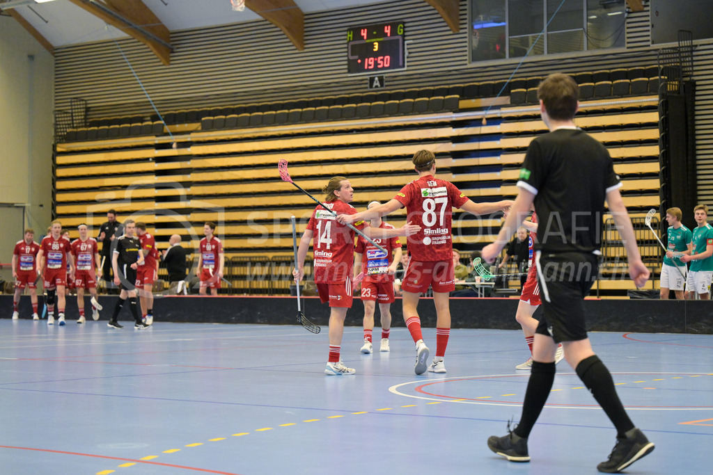 Lillan IBK vs Strängnäs IBK - 17. März 2024 | Lillan IBK vs Strängnäs IBK
Idrottshuset Örebro, Arenahallen, Örebro
Viktor Seth (#87 Strängnäs IBK) scores the 4:5 and celebrates with Andreas Wisen (#14 Strängnäs IBK).
Bild: Sportfotografie Markus Aeschimann | www.markus-aeschimann.ch - Realisiert mit Pictrs.com