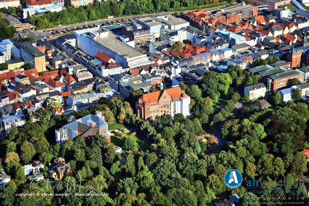Luftbild Flensburg, Museumsberg 1, 24937 Flensburg | Der Museumsberg Flensburg ist mit einer Ausstellungsfläche von rund 3.000 m² eines der größten Museen in Schleswig-Holstein. Er befindet sich auf einer Anhöhe über der Flensburger Innenstadt und umfasst zwei historische Gebäude: das Heinrich-Sauermann-Haus und das Hans-Christiansen-Haus. Das Museum wurde 1876 gegründet, nachdem der Möbeltischler und Bildschnitzer Heinrich Sauermann seine private Sammlung kunstgewerblicher Altertümer an die Stadt verkaufte.