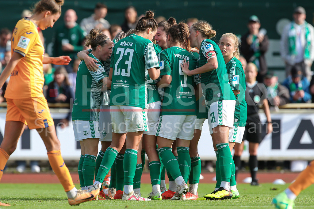 Fussball, Google Pixel Frauen-Bundesliga, SV Werder Bremen - TSG 1899 Hoffenheim | v.li.: Spielerinnen des SV Werder Bremen mit Torjubel, Jubel, jubeln, jubelt, optimistisch, Spielszene, Highlight, Freude über das Tor zum 1:1, DIE DFB-RICHTLINIEN UNTERSAGEN JEGLICHE NUTZUNG VON FOTOS ALS SEQUENZBILDER UND/ODER VIDEOÄHNLICHE FOTOSTRECKEN. DFB REGULATIONS PROHIBIT ANY USE OF PHOTOGRAPHS AS IMAGE SEQUENCES AND/OR QUASI-VIDEO.