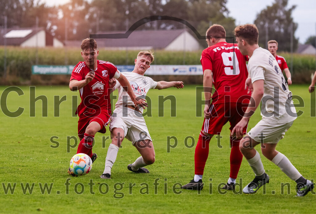 2023-08-04_034_SV_Walpertskirchen_gegen_FC_Finsing | Walpertskirchen, Deutschland, 04.08.2023:
Fußball, Kreisliga 2023 / 2024, 2. Spieltag, SV Walpertskirchen gegen FC Finsing, Endergebnis: 3:3

Leonhard Hölzl (FC Finsing, #5), Marius Orthuber (SV Walpertskirchen, #6), Andre Huber (FC Finsing, #9), Stefan Pfanzelt (SV Walpertskirchen, #24)

Foto: Christian Riedel / fotografie-riedel.net