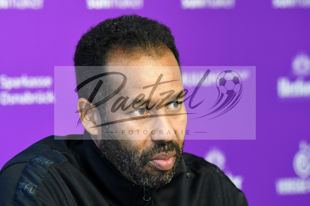 20200228_PKOSNA_0011 | Fussball, Herren: Trainer Daniel Thioune (VfL Osnabrueck) schaut waehrend der Pressekonferenz des VfL Osnabrueck im Presseraum des Stadion an der Bremer Bruecke am 28.02.2020 in Osnabrueck, Deutschland. - Realisiert mit Pictrs.com