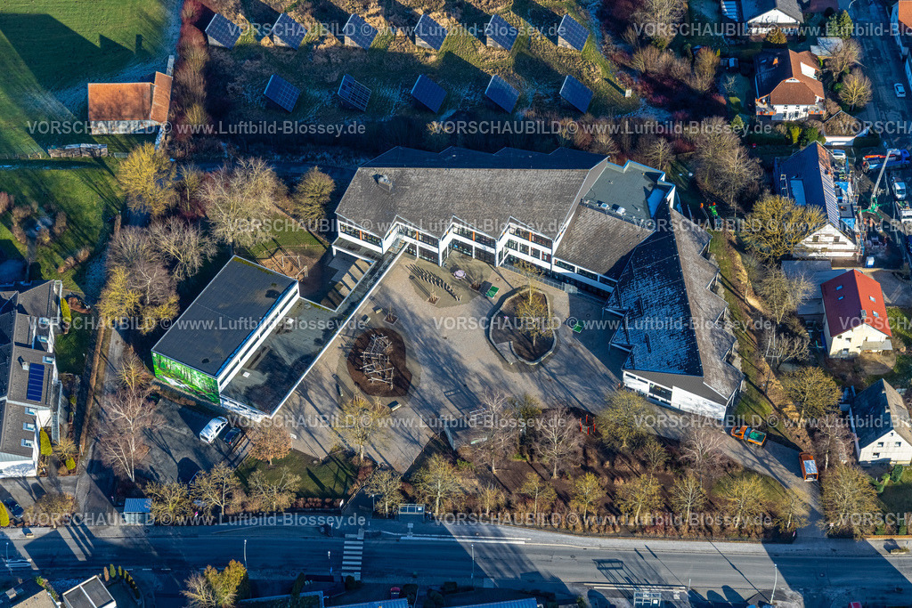 Brilon260104574 | Luftbild, kath. Grundschule Ratmerstein mit Schulhof, Brilon, Sauerland, Nordrhein-Westfalen, Deutschland