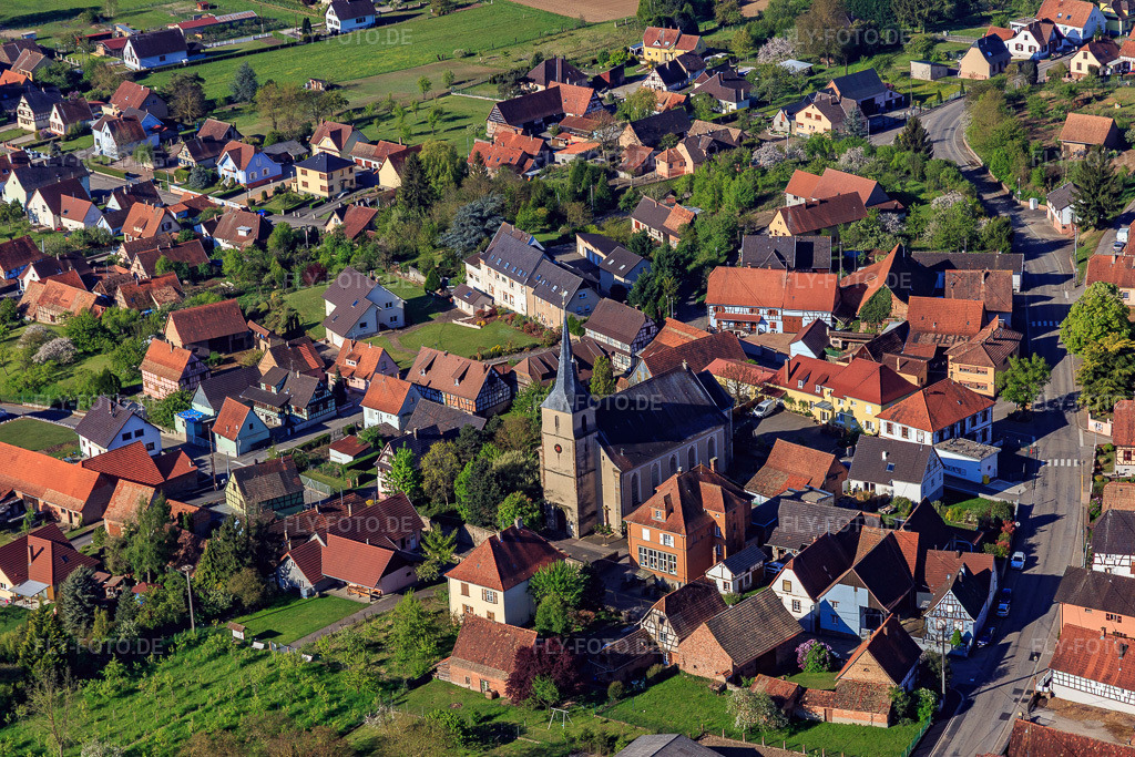 Luftbild: Église in Gunstett im Bundesland Bas-Rhin in Frankreich.Foto: IMG_099361.jpg vom 30.04.2017 durch Werner Riehm/FLY-FOTO.deAuflösung des Originals: 5472 x 3648 px