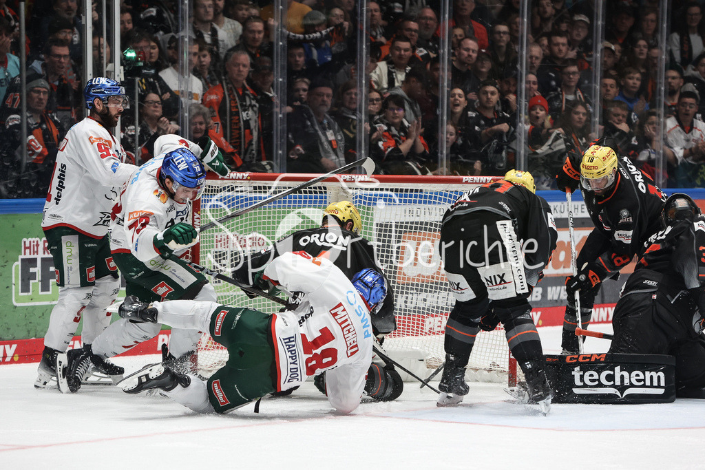 Löwen Frankfurt - Augsburger Panther | Der Puck will nicht ins Tor / Luke ESPOSITO (AEV #91) / Matthew PUEMPEL (AEV #73) / Julius HUDACEK (FRA #33)