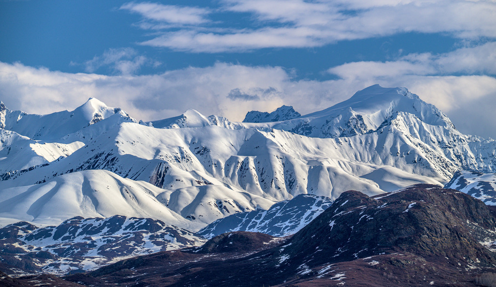 2025-132 | Eine Fahrt auf dem 134 Meilen langen Denali Highway, der vielleicht schönsten Panoramastraße Nordamerikas, eröffnet grandiose Ausblicke auf die Berge und Ausläufer der Alaska Range. - Realisiert mit Pictrs.com