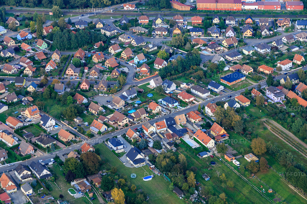 Vue aérienne: Rue Claude Debussy à Bischwiller dans le département Bas Rhin, France.Photo: IMG_074248.jpg prise le 04/10/2014 par Werner Riehm/FLY-FOTO.euRésolution de l'original: 5472 x 3648 px