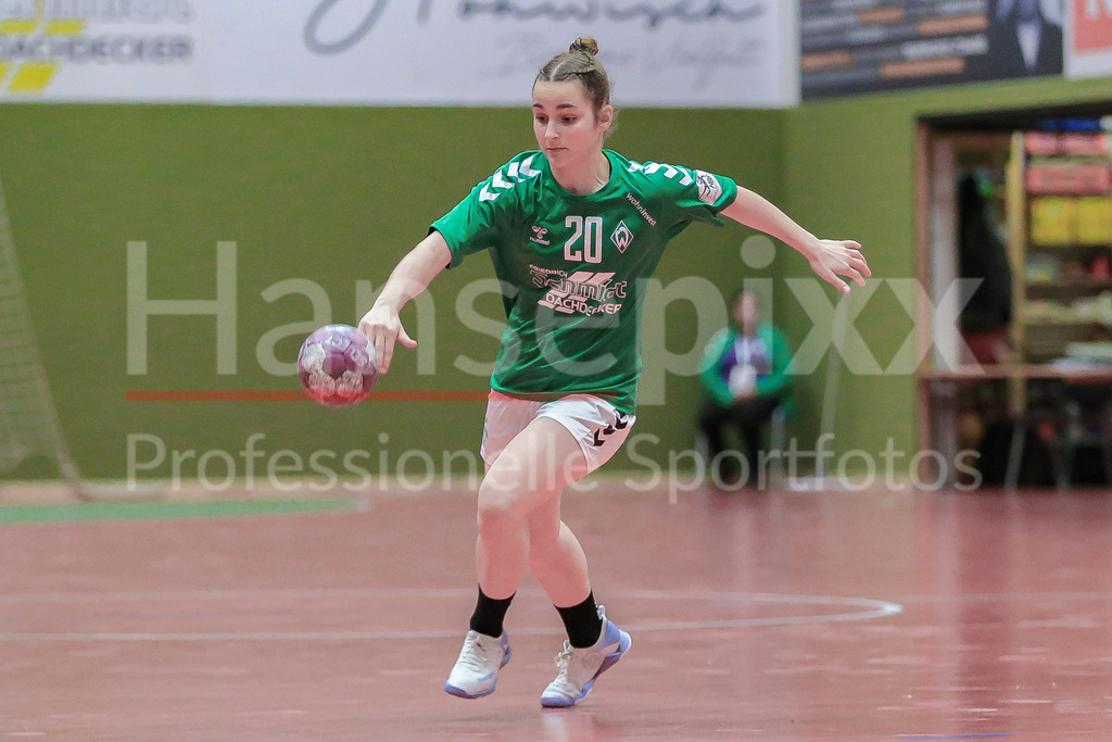 Handball, 2. Bundesliga Frauen, SV Werder Bremen - HSG Freiburg | v.li.: Emy Jane Hürkamp (SV Werder Bremen, 20) Freisteller am Ball, Einzelfoto, Spielszene, Aktion, Action