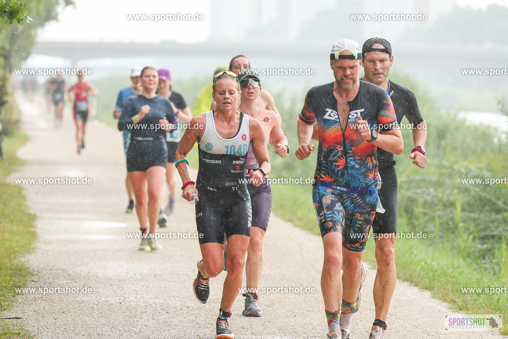 LUR_1345 | 34. M-net Erlanger Triathlon 2025 #erlangertriathlon  #mnettriathlon2025 #mnettriathlon #team #olympischedistanz #mitteldistanz #triathlon #maindonaukanal  #erlangertriathlon2025 #yourpictrs #tv1848 #tv1848erlangen  #triathlonbayern #sportinerlangen #demsportverbunden #sportshot_your_pictrs Copyright: www.sportshot.de