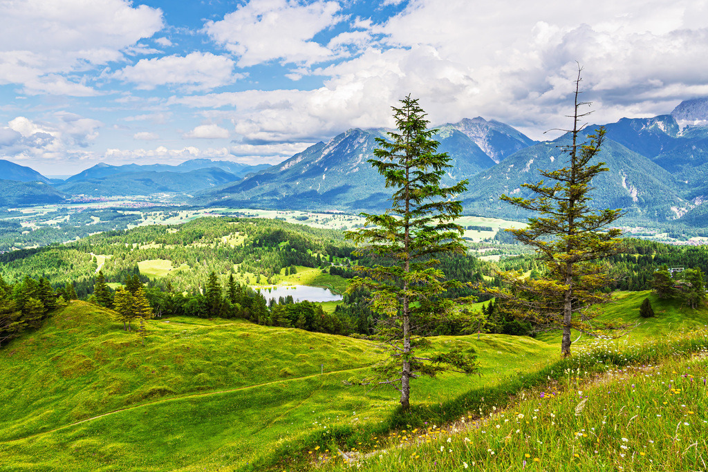 Blick vom Hohen Kranzberg auf das Karwendelgebirge und Estergebirge bei Mittenwald | Blick vom Hohen Kranzberg auf das Karwendelgebirge und Estergebirge bei Mittenwald.