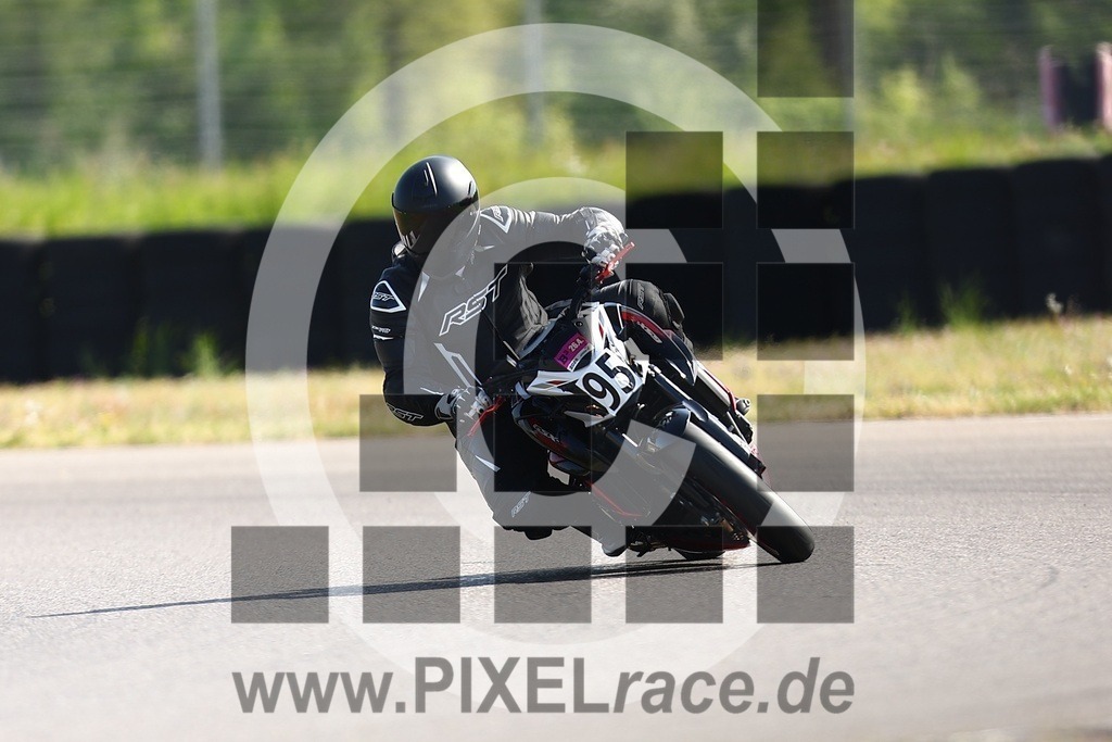 0095-20260426_01123 | Schöne Erinnerungen an spannende Momente - das festzuhalten ist unser Job. PIXELrace.de ist seit 2003 auf den Rennstrecken Europas unterwegs um die Action draußen beim Fahren und die wunderbare Stimmung imm Fahrerlager für euch einzufangen.
