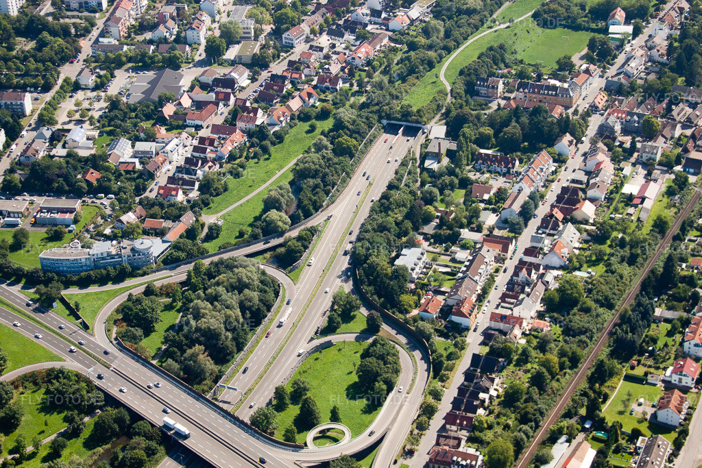 Luftbild: Ein- und Ausfahrt des Edeltrud Tunnel der Südtangente die Straße B10 verläuft durch den Tunnel im Ortsteil Beiertheim - Bulach im Ortsteil Beiertheim-Bulach in Karlsruhe im Bundesland Baden-Württemberg in Deutschland. Foto: IMG_32081.jpg vom 20.08.2010 durch Werner Riehm/FLY-FOTO.de