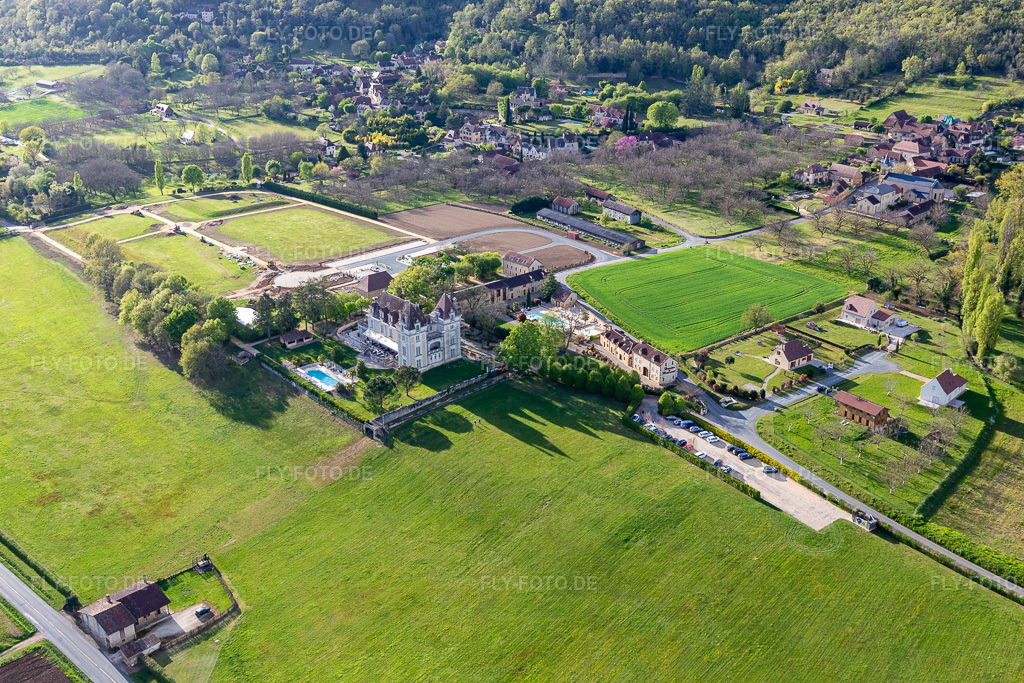 Luftbild: Chateau de Monrecour in Saint-Vincent-de-Cosse im Bundesland Dordogne in Frankreich. – Foto: IMG_113513.jpg vom 16.04.2019 durch Werner Riehm/FLY-FOTO.de – Auflösung des Originals: 5279 x 3519 px