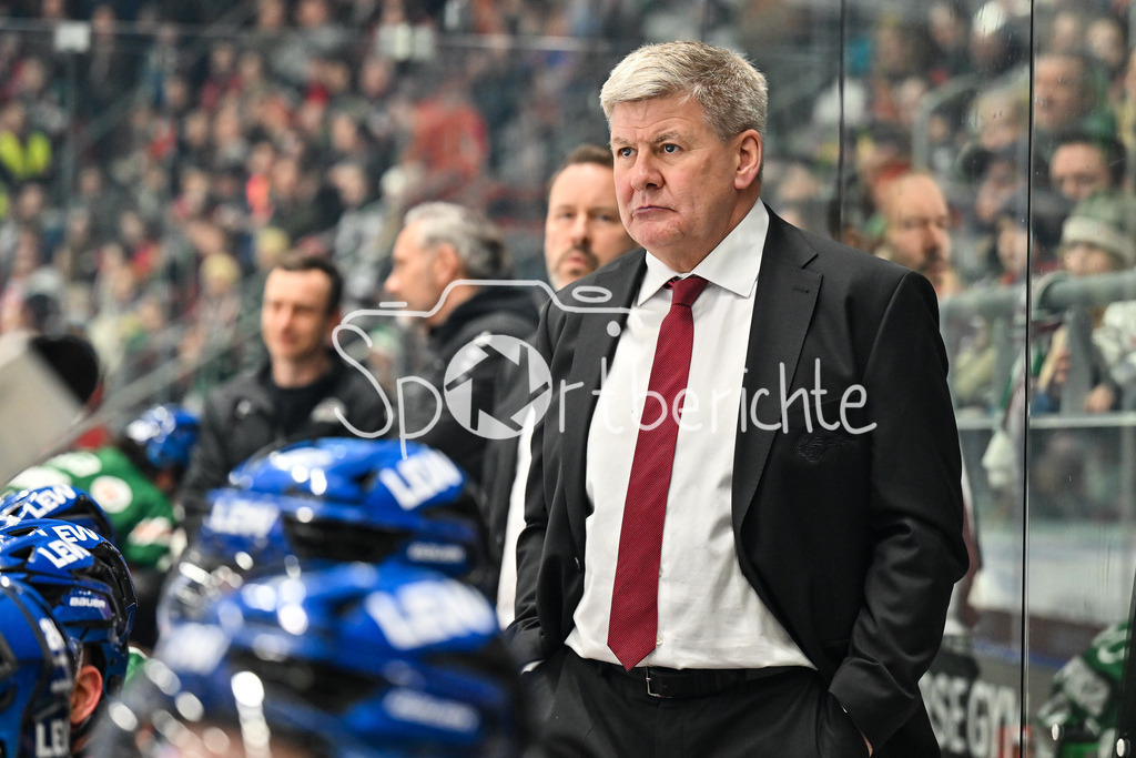 Augsburger Panther - Grizzlys Wolfsburg | AUGSBURG, GERMANY - 15. MARCH: Im Bild Bill PETERS Trainer Augsburger Panther / Einzelfoto / Freisteller während dem Match zwischen den Augsburger Panthern und den Grizzlys Wolfsburg am 52. Spieltag der Penny DEL im Curt Frenzel Stadion