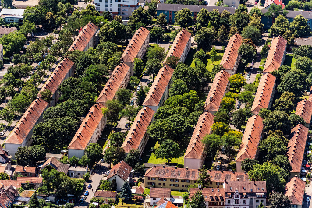 dr__dsc4344.jpg | FREIBURG IM BREISGAU 20.06.2018 Wohngebiet einer Reihenhaus- Siedlung an der in Freiburg im Breisgau im Bundesland Baden-Württemberg, Deutschland. // Residential area a row house settlement in Freiburg im Breisgau in the state Baden-Wurttemberg, Germany. Foto: Daniel Reiter