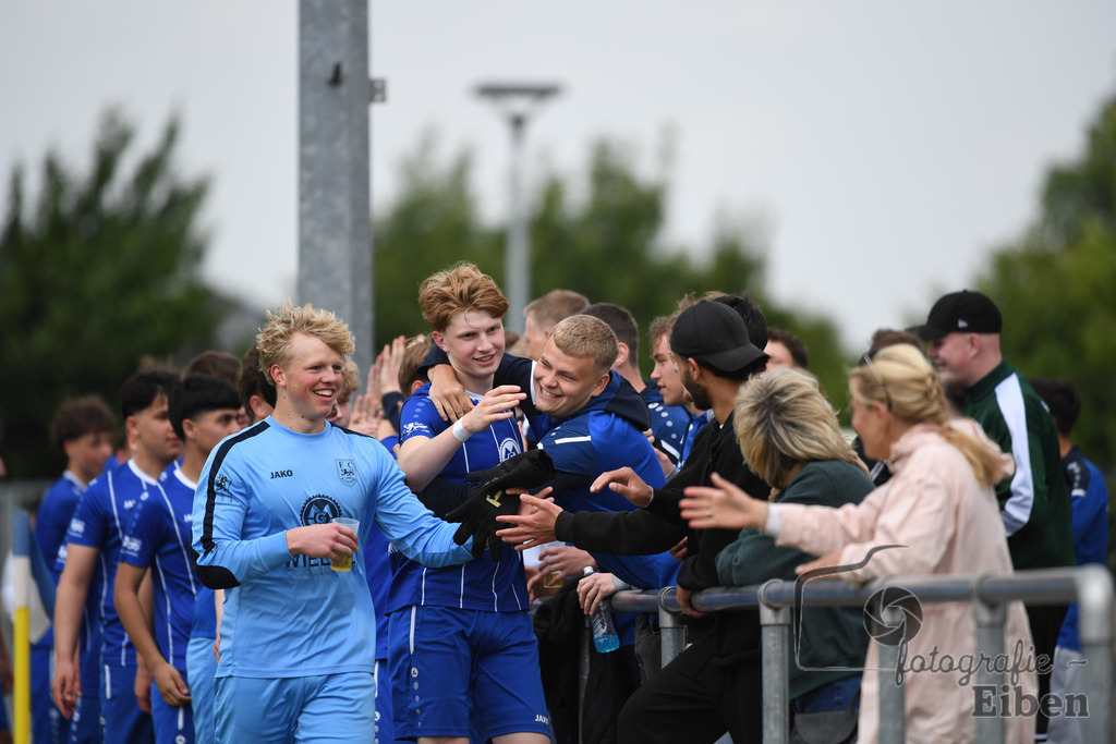 FC Rastede-JSG Esens/Dornum | B-Jugend Bezirksliga; FC Rastede (blau)-JSG Esens/Dornum (weiß) am 24.05.2025 in Rastede (Sportanlage Kötterswegs), Photo: Philip Eiben 2025 - Realisiert mit Pictrs.com