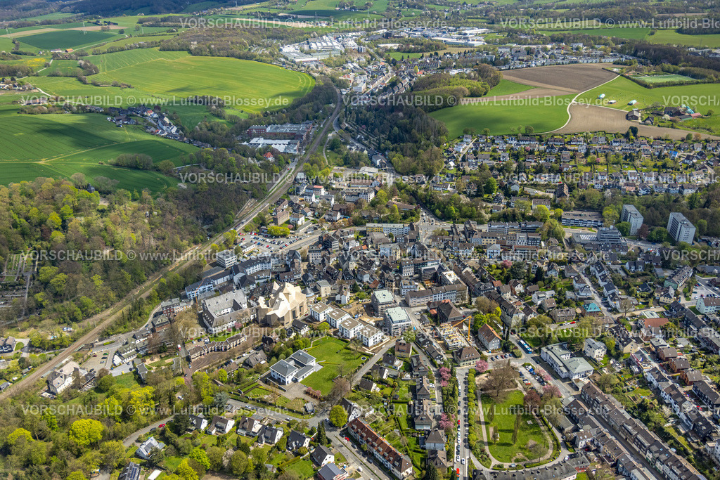 Velbert230407315Neviges | Luftbild, Ortsansicht mit Franziskanerkloster Hardenberg und Mariendom, Stadtgarten, Baustelle mit Neubau an der Tönisheider Straße Ecke Im Koven, Neviges, Velbert, Ruhrgebiet, Nordrhein-Westfalen, Deutschland