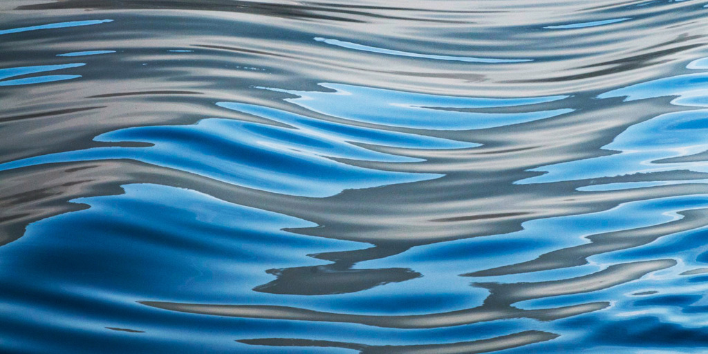 Abstrakte Wellenmuster am Bodensee | Best. Nr. d_2011_11_0443. 
Einen Anwendungsvorschlag finden SIe hier: https://shop.soulimages.eu/img/27l5dh (Konferenzraum/Besprechungszimmer eines Unternehmens, einer Kanzlei oder einer Versicherungsagentur). Weitere Einrichtungsbeispiele sind in der Galerie "Anwendungsvorschläge" zusammengestellt. - Realisiert mit Pictrs.com