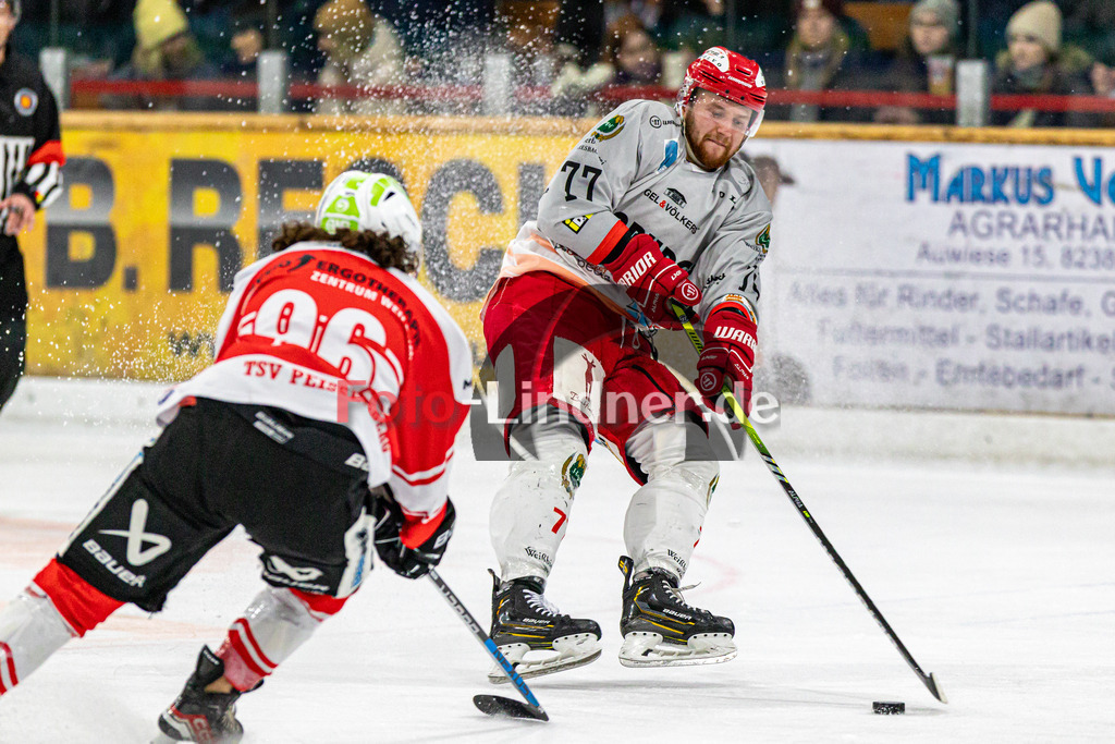 Halbfinale Spiel 3 TSV Peißenberg Miners vs TEV Miesbach | Eishockey Bayernliga Playoffs 2023/2024, Halbfinale Spiel 3 TSV Peißenberg Miners vs TEV Miesbach, 20240315,
Duell zwischen Benedikt PÖLT (TEV 77) und Lynnden PASTACHAK (Miners 97),
2024-03-15 in Peißenberg (Eisstadion)
77 Benedikt PÖLT (TEV 77), 96 Lynnden PASTACHAK (Miners 97)
Copyright: WolfgangxLindner foto-lindner.de