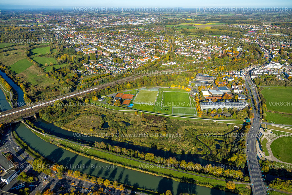 Hamm251001417 | Luftbild, Ortsansicht Ortsteil Heessen, Tennisplätze Hockey- und Tennisclub Hamm mit Padel Tennis, Fußballstadion Sportplatz BV 09 Hamm, ICE-Zug auf der Eisenbahnbrücke Hafenstraße über den Fluss Lippe und Datteln-Hamm-Kanal, Straßenverkehr Münsterstraße und Auenpark mit Aussichtsplattform Erlebensraum Lippeaue, Mitte, Hamm, Ruhrgebiet, Nordrhein-Westfalen, Deutschland