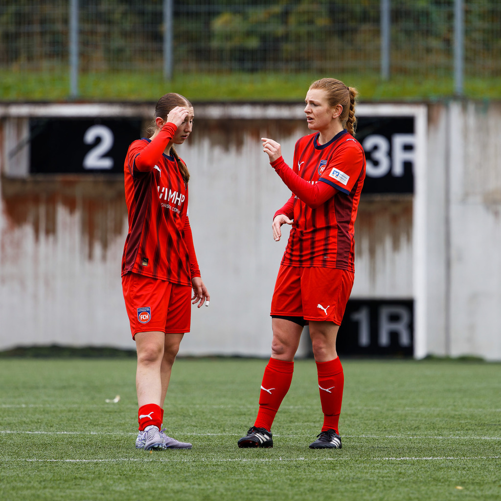 FCHHOH_251005_7713 | 1.FC Heidenheim 1846 II vs. SGM Hohenmemmingen/Sontheim, Fußball, Frauen, Bezirksliga, 2025/2026, 4. Spieltag, 05.10.2025 in Heidenheim, Kunstrasen b. Voith-Arena West(Foto: Michael Bulling) - Realisiert mit Pictrs.com