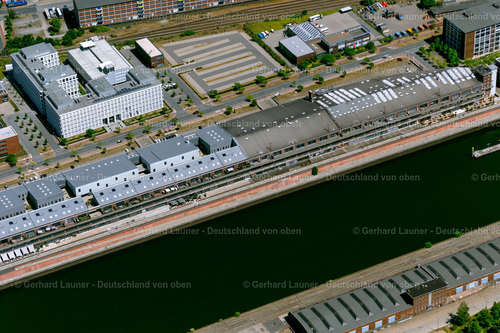 4029272 | BREMEN 01.06.2020 Yachthafen " Marina Europahafen " mit Sportboot- Anlegestellen und Bootsliegeplätzen am Uferbereich der Weser in Bremen, Deutschland. // Pleasure boat marina with docks and moorings on the shore area of the Weser river in Bremen, Germany. Foto: Gerhard Launer