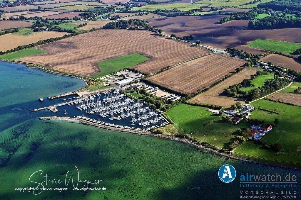 Luftbild Sporthafen Gelting-Mole liegt im Nordosten Schleswig-Holsteins | Der Sporthafen Gelting-Mole liegt im Nordosten Schleswig-Holsteins an der Ostseeküste und ist ein beliebtes Ziel für Segler, dank seiner Lage inmitten des attraktiven Segelgebiets der Flensburger Förde und in der Nähe der dänischen Südsee. 