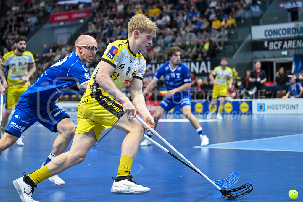 Zug United - HC Rychenberg - 25. April 2026 | Julian Egli (#10 HC Rychenberg Winterthur) vor Severin Nigg (#19 Zug United) am L-UPL Superfinal-Spiel zwischen Zug United und HC Rychenberg am 25. April 2026 in der BCF Arena, Fribourg, Schweiz.Bild: Sportfotografie Markus Aeschimann | www.markus-aeschimann.ch - Realisiert mit Pictrs.com