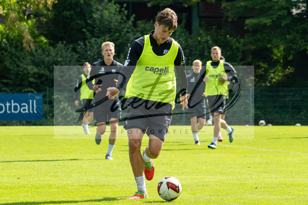 20260909_TRAOSN_0054 | Fußball, Herren: Bernd Riesselmann (VfL Osnabrück) in Aktion, am Ball, Einzelaktion beim Training des VfL Osnabrück am 09.09.2026 im Sportpark Illoshöhe in Osnabrück, Deutschland.(Foto von Nico Paetzel) - Realisiert mit Pictrs.com
