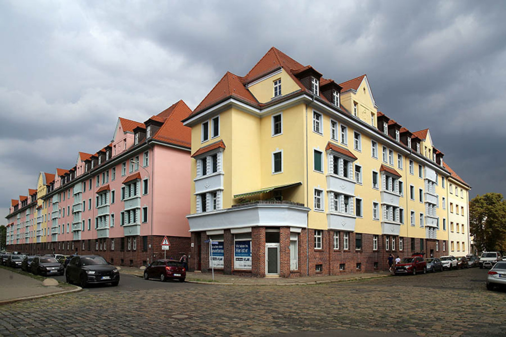 Gohlis - Wohnanlage von 1926 (Hans-Oster-Straße) | Entdecke über 20 Kategorien Leipzig-Motive: Foto-Downloads, hochwertige Poster, Leinwand- & Fine-Art-Prints. Jetzt Lieblingsfoto im Bildlexikon Leipzig Shop bestellen!