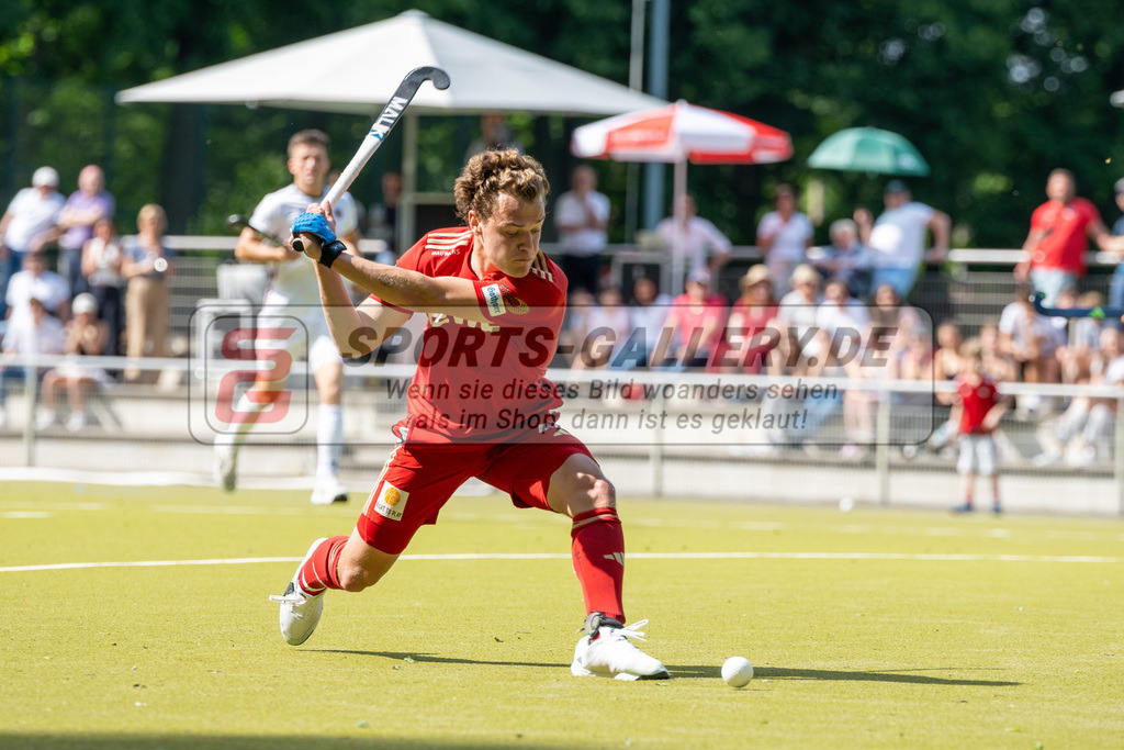 SFE_20240511_0145 | Krefeld, Deutschland, 11.05.2024: Michel Struthoff (Rot-Weiss Köln) in Aktion waehrend des Spiels der Feldhockey 1. Bundesliga Herren zwischen Crefelder HTC - Rot Weiss Köln im Gerd-Wellen-Hockeyanlage am 11.05.2024 in Krefeld, Deutschland. (Foto von Stephan Fehrmann)

Krefeld, Germany, 11.05.2024: Michel Struthoff (Rot-Weiss Köln) in action during the game of Feldhockey 1. Bundesliga Herren between Crefelder HTC - Rot Weiss Köln in Gerd-Wellen-Hockeyanlage at 11.05.2024 in Krefeld, Deutschland. (Foto from Stephan Fehrmann)