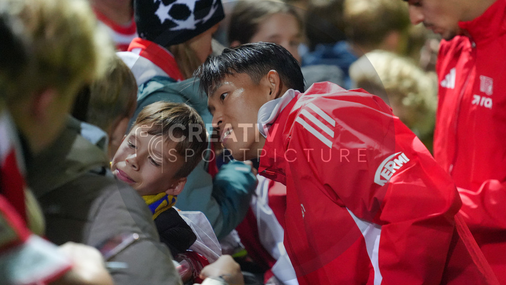 Fußball, Herren, Saison 2025/2026, Testspiel, Freundschaftsspiel, FSV 63 Luckenwalde vs. 1.FC Union Berlin, Mittwoch 08.10.2025, Werner-Seelenbinder-Stadion Luckenwalde, | Fußball, Herren, Saison 2025/2026, Testspiel, Freundschaftsspiel, FSV 63 Luckenwalde vs. 1.FC Union Berlin, Mittwoch 08.10.2025, Werner-Seelenbinder-Stadion Luckenwalde, Im Bild: Wooyeong Jeong (Union) macht mit den fans nach Spielende Fotos mit den Fans. - Realisiert mit Pictrs.com