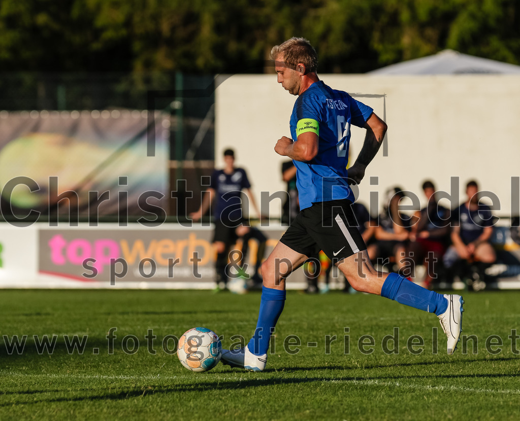 2023-07-14_071_FC_Langengeisling_gegen_FC_Velden-Eberspoint | Erding, Deutschland, 14.07.2023:
Fußball, Bezirksliga Oberbayern Ost 2023 / 2024, Testspiel, FC Langengeisling gegen FC Velden-Eberspoint, Endergebnis: 5:0

Florian Hagenberger (FC Velden-Eberspoint, #9)

Foto: Christian Riedel / fotografie-riedel.net