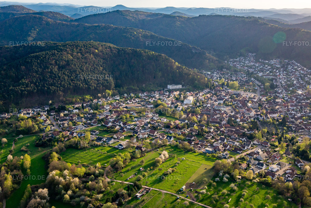 Luftbild: Ortsansicht von Nordosten in Hauenstein im Bundesland Rheinland-Pfalz in Deutschland. Foto: IMG_140166.jpg vom 11.04.2024 durch Werner Riehm/FLY-FOTO.de