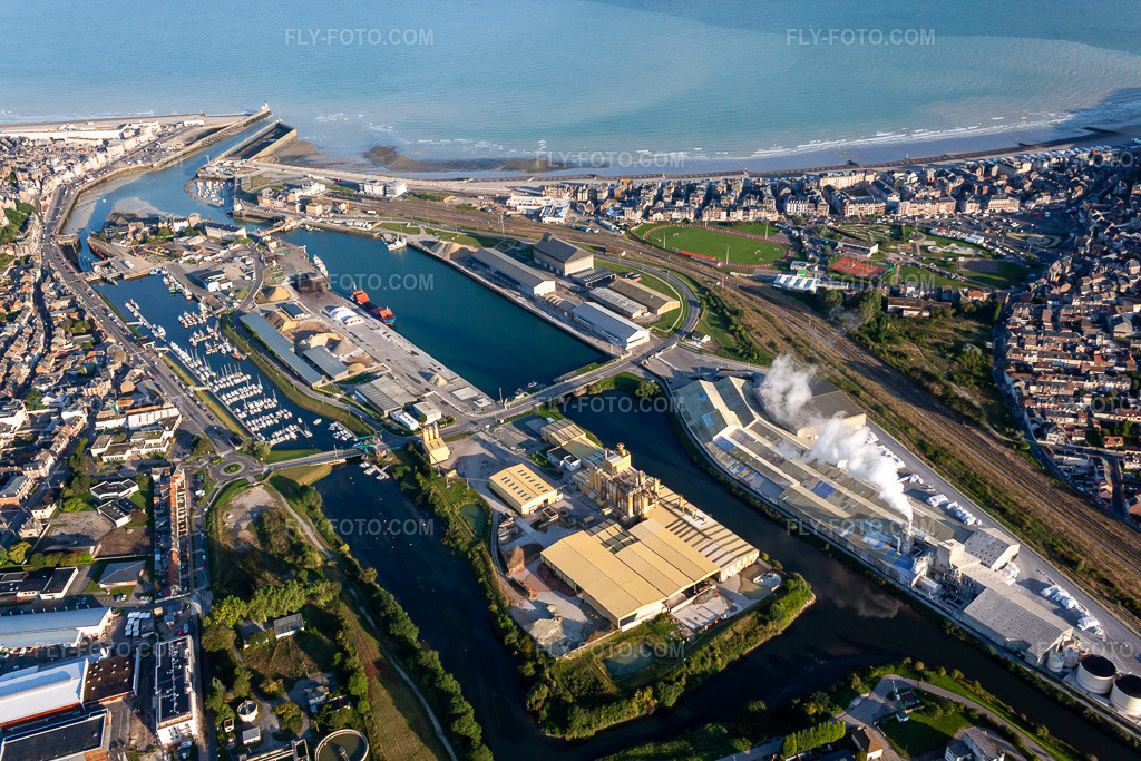 Aerial view: L'avant port in the district Treport Moderne in Le Tréport in the state Seine-Maritime, France. – Photo: IMG_70773.jpg taken on 08/24/2014 by Werner Riehm/FLY-FOTO.com – Resolution of the original: 4752 x 3168 px