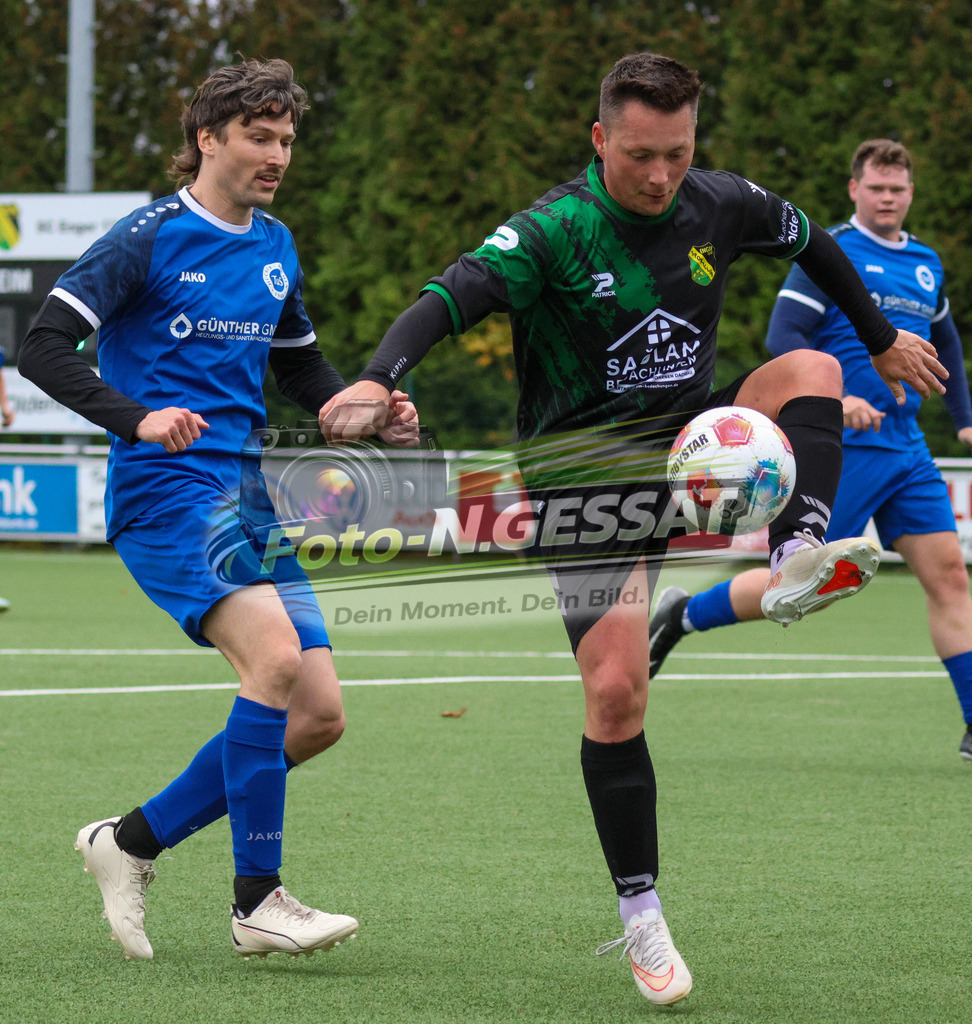 SC Enger - TuS Hücker-Aschen | Auf dem Bild zu sehen: schwarz SC Enger: Pascal Lebek ; blau TuS Hücker-Aschen: Johannes Kannengießer SC Enger, TuS Hücker-Aschen, Saison 26/27, Kreisliga A, Enger, Deutschland - Realisiert mit Pictrs.com
