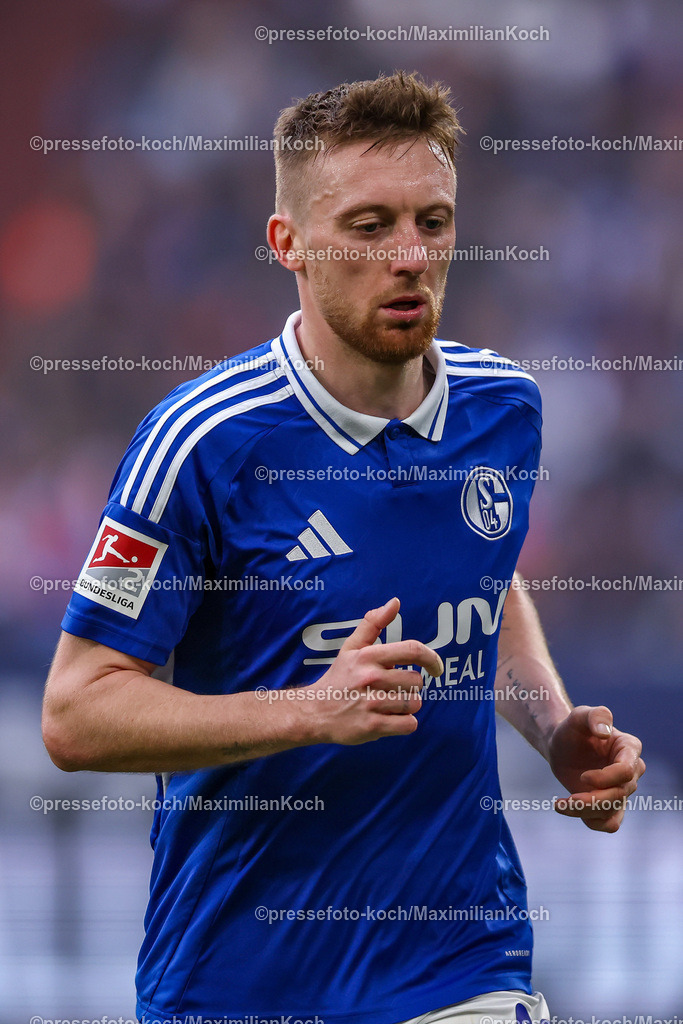 Schalke10112402121 | 10.11.2024, Fußball, FC Schalke 04 - SSV Jahn Regensburg, 2. Fußball Bundesliga, Veltins-Arena Gelsenkirchen, Saison 2024 2025: Tobias Mohr (S04 #29) DFB regulations prohibit any use of photographs as image sequences and or quasi-video.