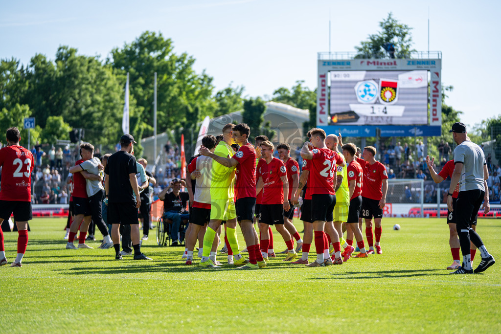 Stuttgarter Kickers vs. SG Sonnenhof Großaspach, Fussball, WFV-Pokal, Finale, 23.05.2026 | Team jubelt nach Abpfiff mit Fans, Zuschauern und Verantwortlichen,Stuttgarter Kickers vs. SG Sonnenhof Großaspach, Fussball, WFV-Pokal, Finale, 23.05.2026