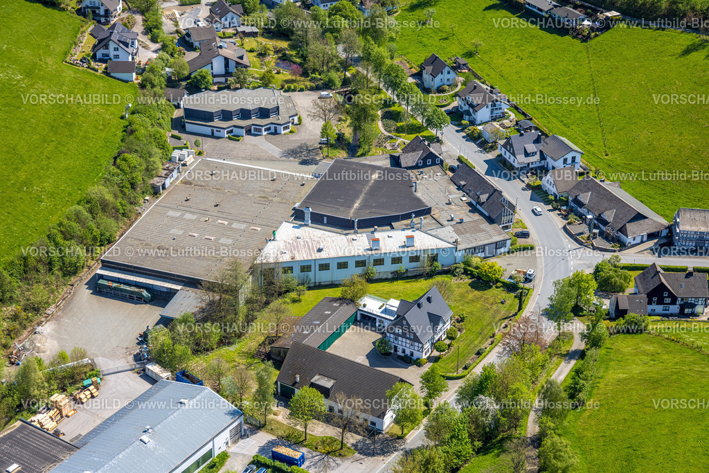 Schmallenberg240504947Boedefeld | Luftbild, Rarbachhalle, Wohngebiet Ortsansicht Ortsteil Kirchrarbach umgeben von Wiesen und Feldern, Kirchrarbach, Schmallenberg, Sauerland, Nordrhein-Westfalen, Deutschland