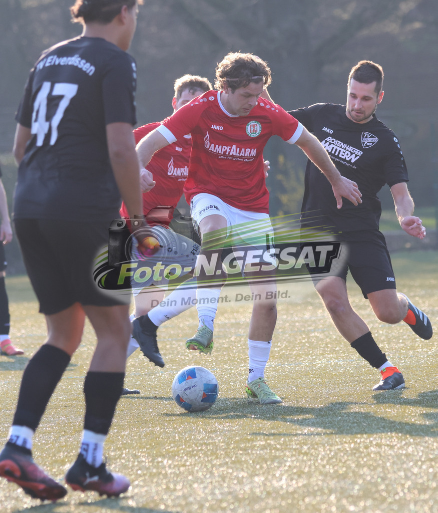 Bünder SV - TV Elverdissen | Auf dem Bild zu sehen: rot Bünder SV: Mirco Henseler ; schwarz TV Elverdissen: Raphael MeierBünder SV, TV Elverdissen, Saison 25/26, Kreisliga A, Deutschland - Realisiert mit Pictrs.com