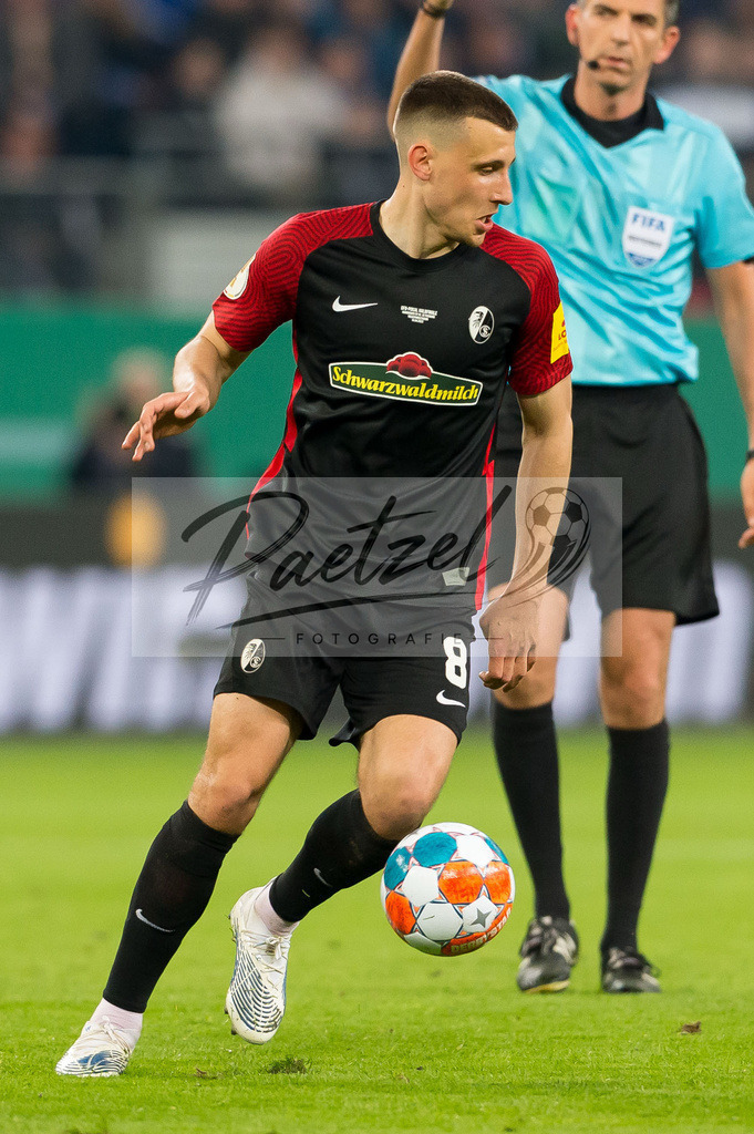 HSVSCF20220419_316 | Fussball, Herren: Maximilian Eggestein (SC Freiburg) in Aktion, am Ball, Einzelaktion beim DFB-Pokal-Halbfinalspiel zwischen Hamburger SV und SC Freiburg im Volksparkstadion am 19.04.2022 in Hamburg, Deutschland.DFB / DFL REGULATIONS PROHIBIT ANY USE OF PHOTOGRAPHS AS IMAGE SEQUENCES AND/OR QUASI-VIDEO. - Realisiert mit Pictrs.com