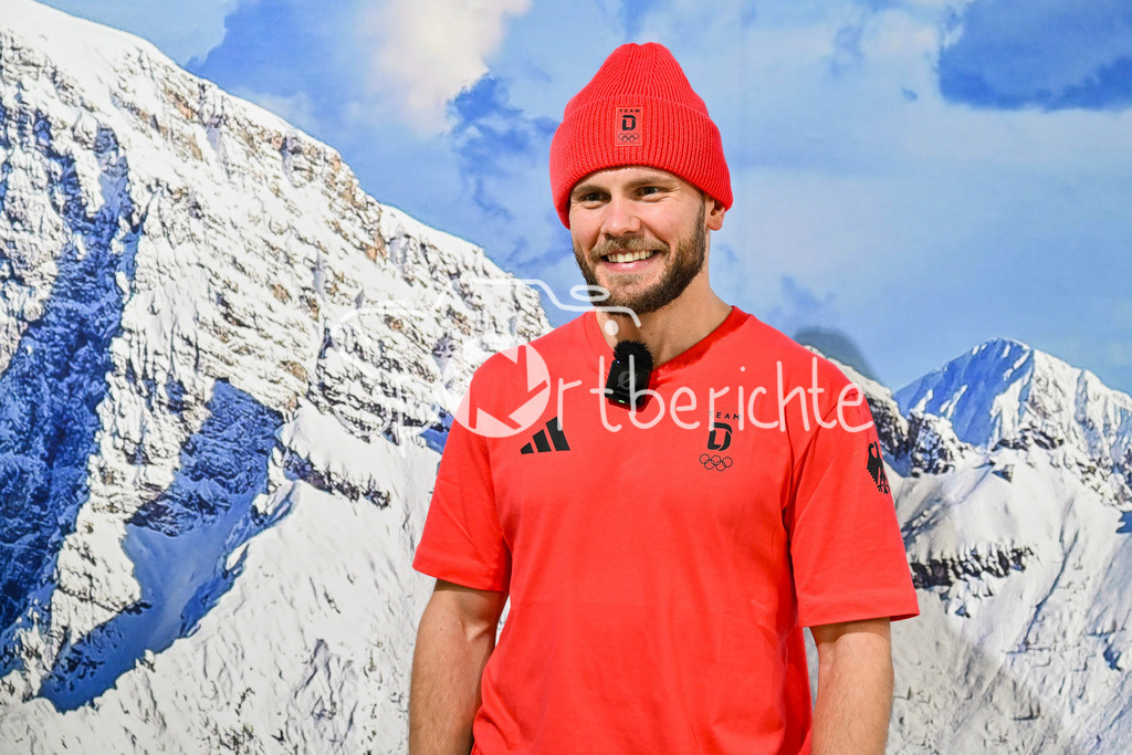 Einkleidung Team D Milano Cortina 2026 | Munich, GERMANY - 12. JANUARY: Parker TUOMIE (Eishockeyspieler der Kölner Haie) bei der Einkleidung des Teams D am 12.01.2026 in der MTC world of fashion in München